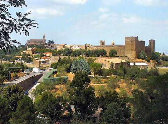 photo of Montalcino, Italy photo by Mac9. 