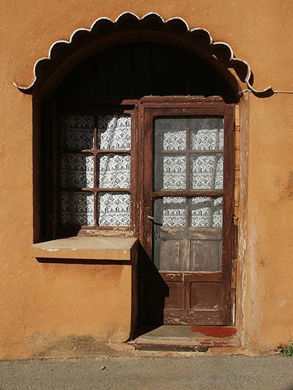 photo of Ventabren door.©J. Hulsey