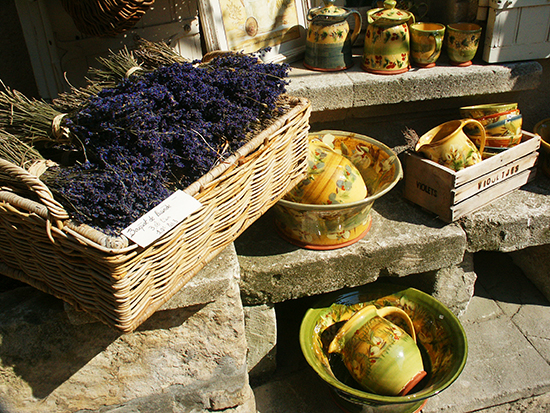 photo of lavender and Les Baux pottery. ©J. Hulsey